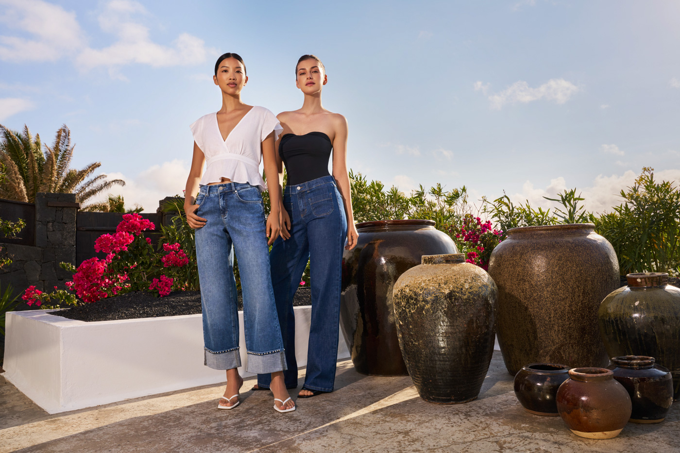 Zwei Frauen in Sommerkleidung